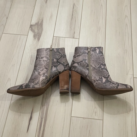 Carlos Santana Snake skin print ankle booties for fall or winter size 8.5 - Picture 2 of 7